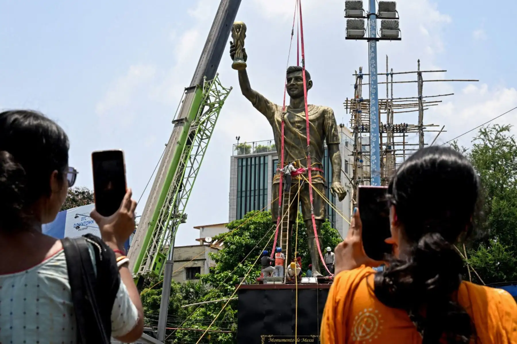 La estatua dorada, que representa al astro argentino e ídolo del Inter Miami, de 38 años, levantando el trofeo de la Copa del Mundo, fue inaugurada en diciembre durante la estancia de Messi en el gigante asiático. Foto: AFP