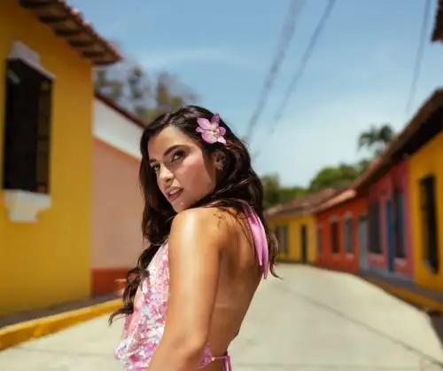 Briella presenta “2 Novios” y anuncia su llegada a Perú.