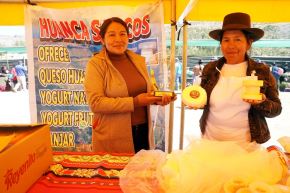 Alumnos de la carrera de Producción Agropecuaria del Instituto Superior Tecnológico “Federico González Cabezudo” enriquecieron la feria con propuestas innovadoras, entre las que destacan el néctar y la mermelada de tuna, el licor de leche y la miel de abeja.