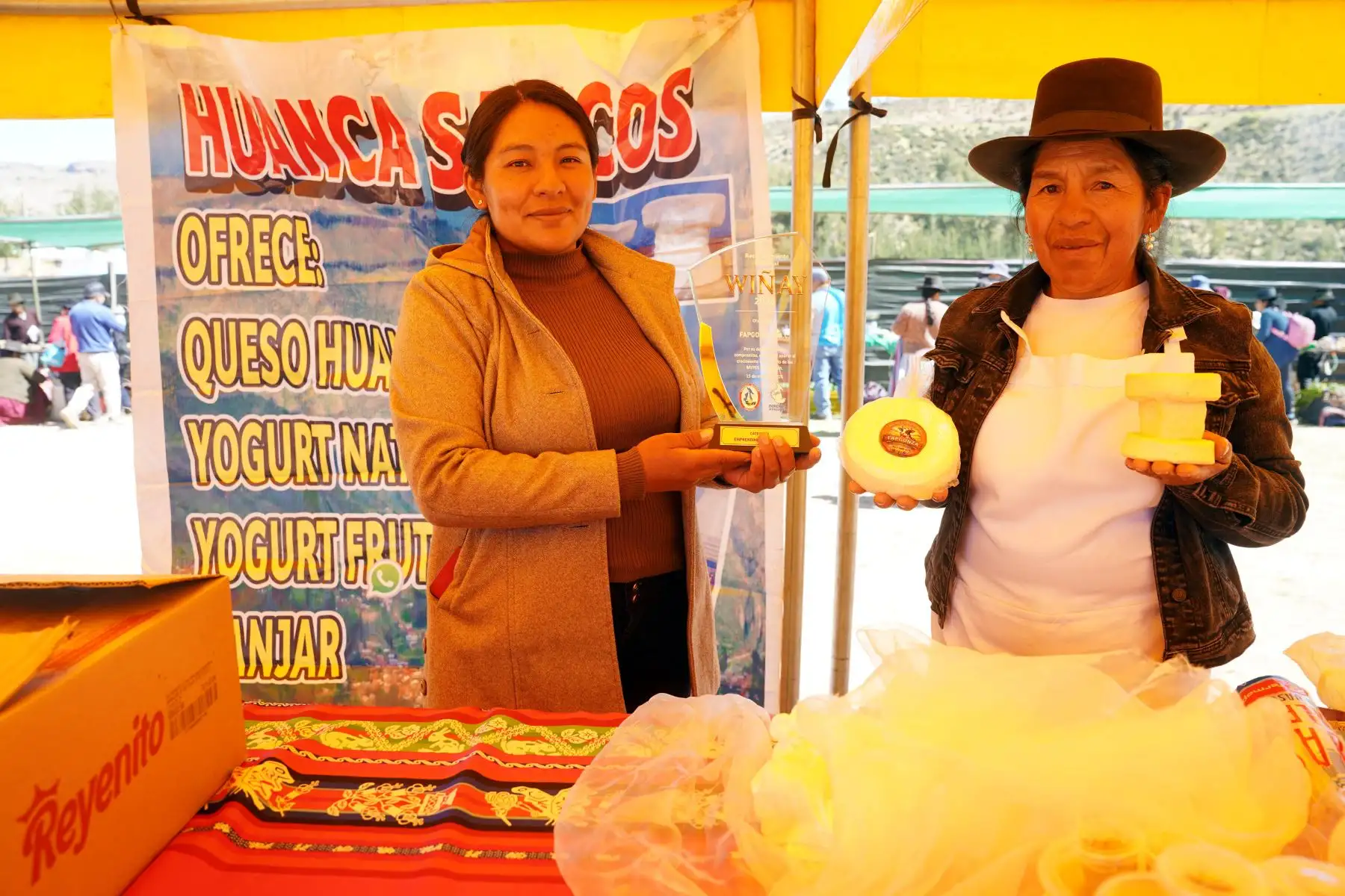 Los expositores ofrecen productos lácteos y derivados elaborados en la provincia, en el marco del XX Festival del Queso Huancasanquino. Foto: ANDINA/Genry Bautista