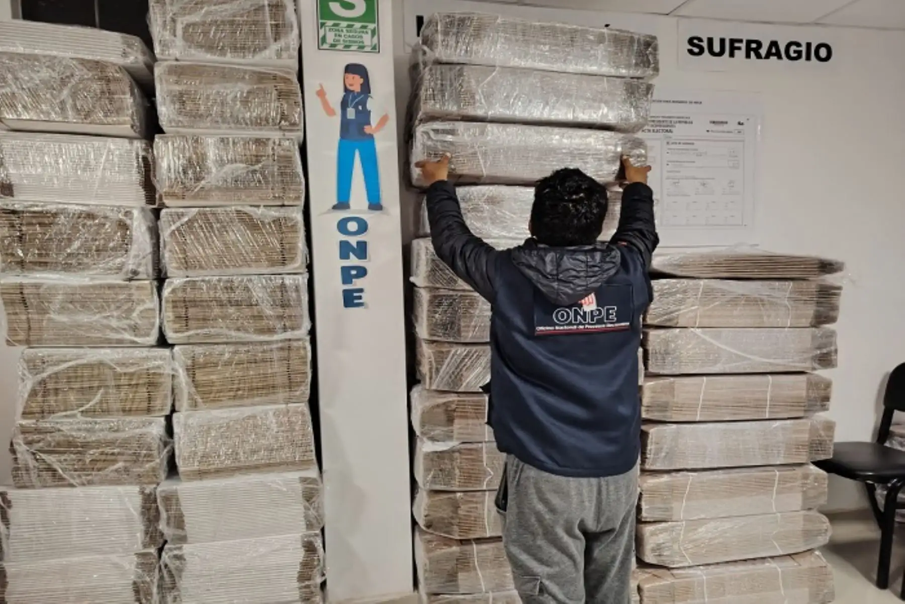 Material electoral para segunda vuelta presidencial llegó a Pasco bajo fuerte resguardo