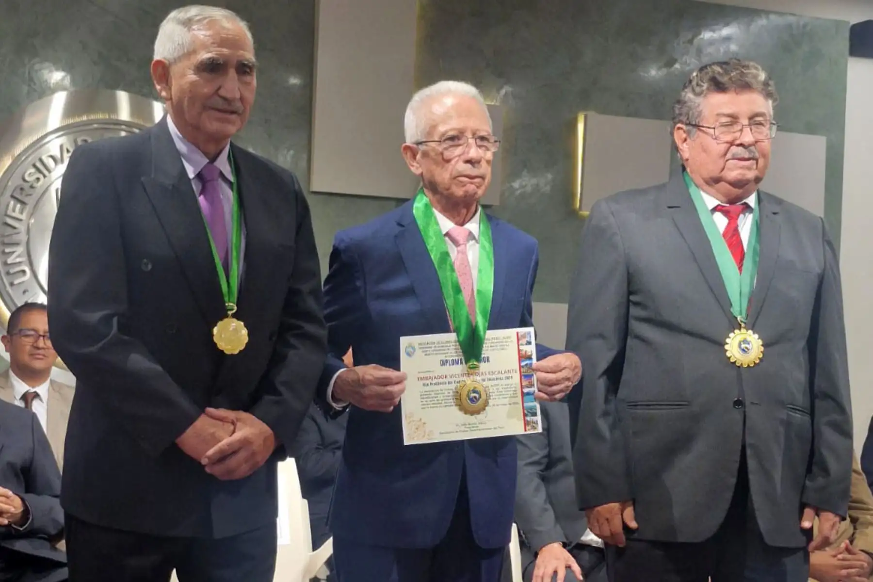 Asociación de Clubes Departamentales otorga condecoración a ciudadanos ilustres
