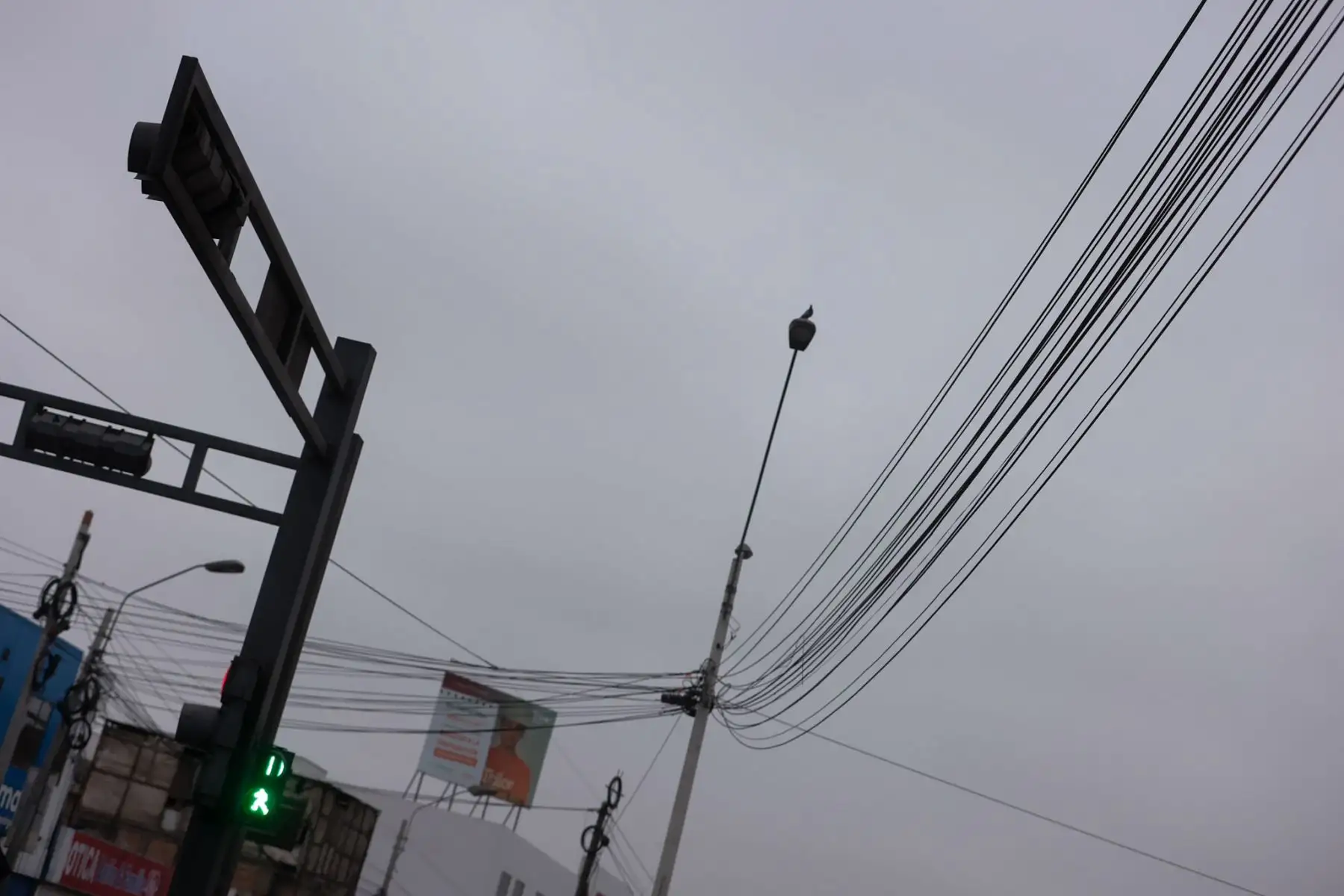El cielo cubierto predominó durante las primeras horas del día en diversos distritos de la capital, reduciendo la visibilidad y generando una mayor sensación de humedad. Foto: Luis Iparraguirre.