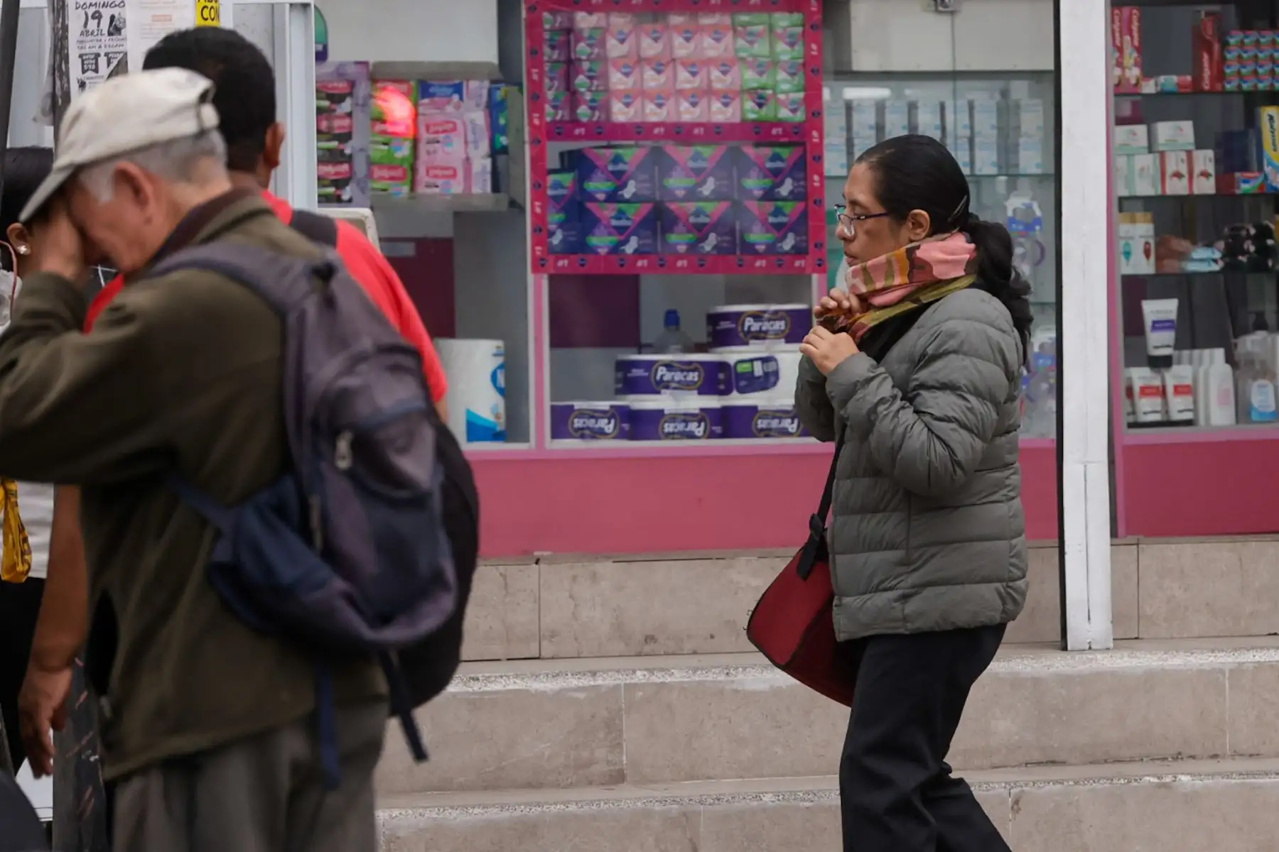 Los limeños salieron abrigados para afrontar la humedad y el descenso de la temperatura provocados por la persistente cobertura nubosa. Foto: Luis Iparraguirre.