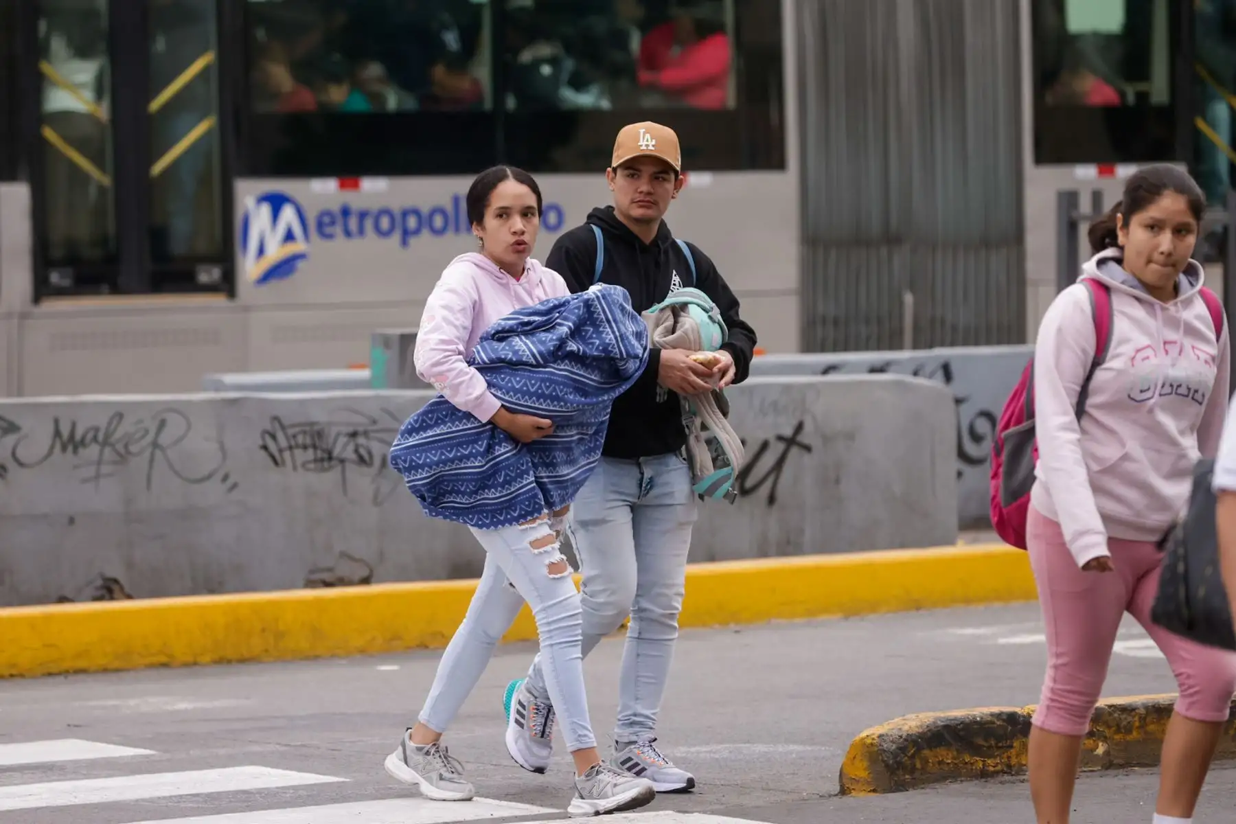 Peatones transitan por calles de Lima bajo condiciones de cielo gris y lloviznas ligeras, características de la temporada de bajas temperaturas en la costa central. Foto: Luis Iparraguirre.