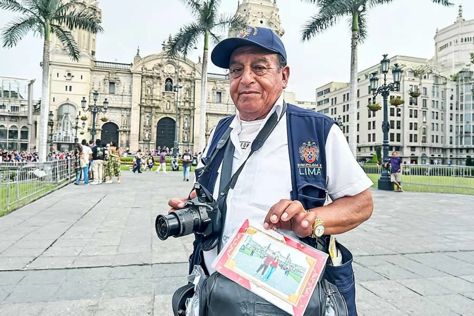 El fotógrafo Alejandro Ortiz suma más de cuatro décadas retratando a los visitantes del Centro Histórico de Lima.