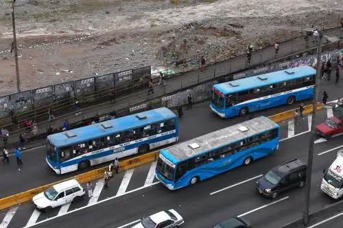 Los usuarios del transporte público pueden movilizarse con normalidad este martes 2 de junio en Lima y Callao, luego de que los gremios de transportistas suspendieran el paro que habían anunciado para esta fecha tras alcanzar acuerdos con el Gobierno, entre ellos la implementación de un subsidio económico para compensar el alza de los combustibles. Foto: ANDINA/Daniel Bracamonte
