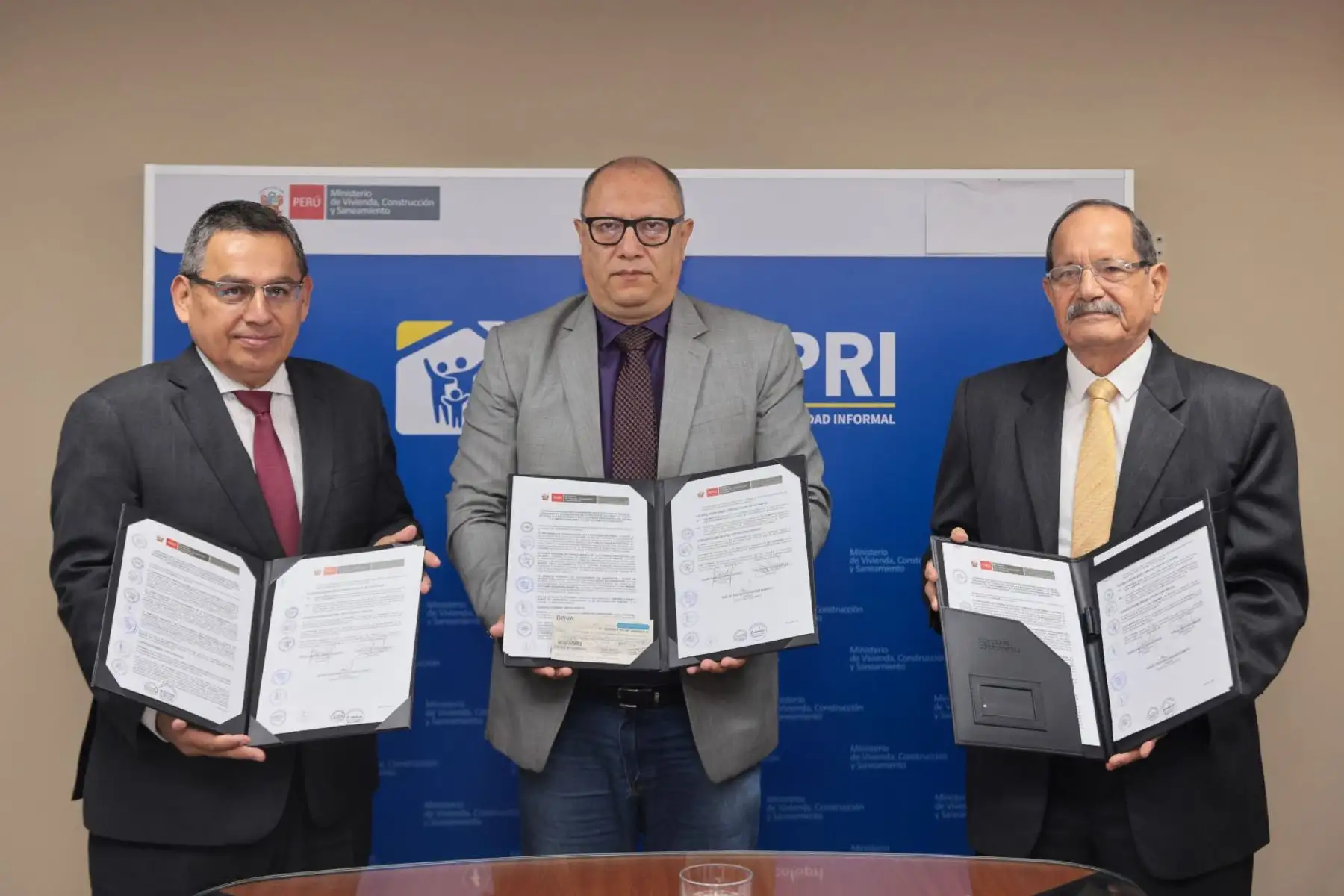 Firman convenio para destrabar formalización de 35 programas de vivienda en ocho regiones