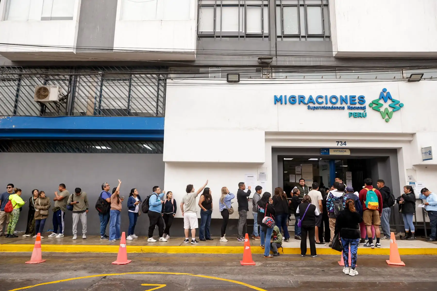 Desde tempranas horas se registró una importante afluencia de ciudadanos en las sedes de Migraciones para tramitar su pasaporte electrónico. Foto: Luis Iparraguirre.