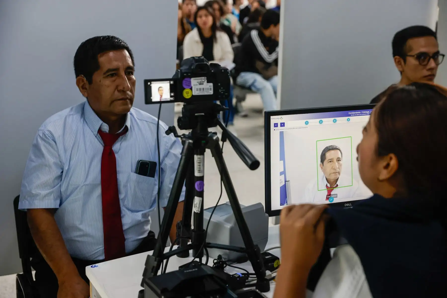 El proceso de emisión de pasaporte mantiene los estándares de seguridad e identificación biométrica exigidos para la expedición del documento. Foto: Luis Iparraguirre.