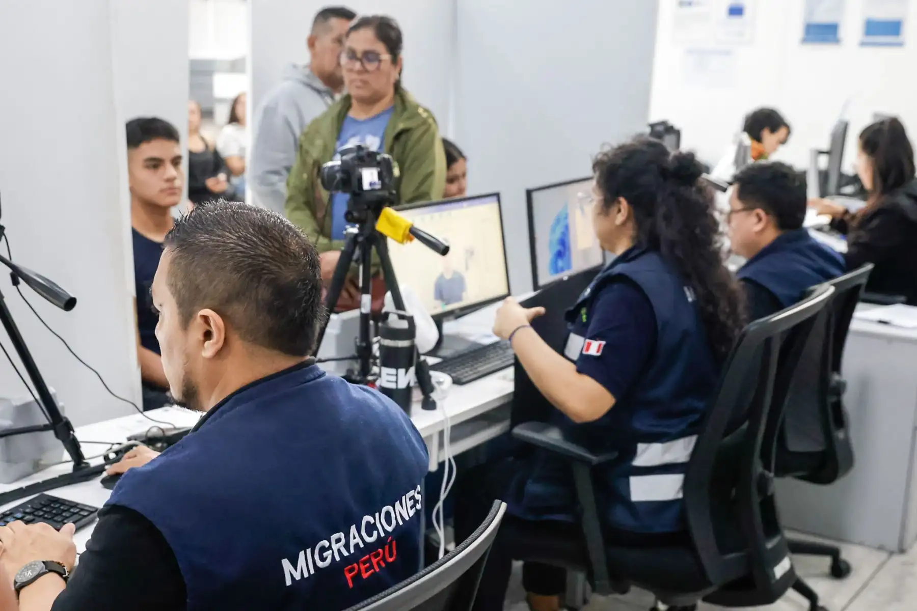 Los servidores de Migraciones atendieron de manera continua a los usuarios que acudieron a gestionar su documento de viaje. Foto: Luis Iparraguirre.