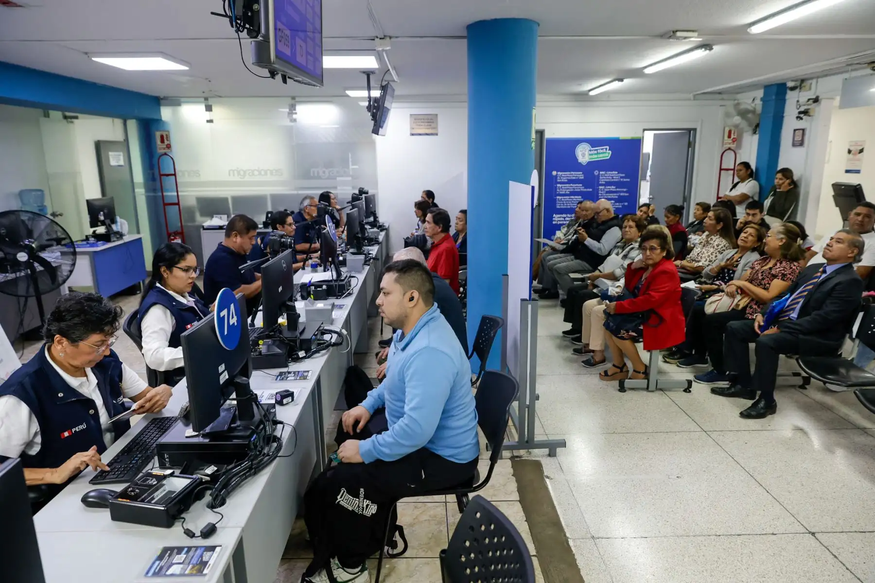 La entidad desplegó personal adicional para responder a la alta demanda registrada durante el primer día de atención sin cita previa. Foto: Luis Iparraguirre.