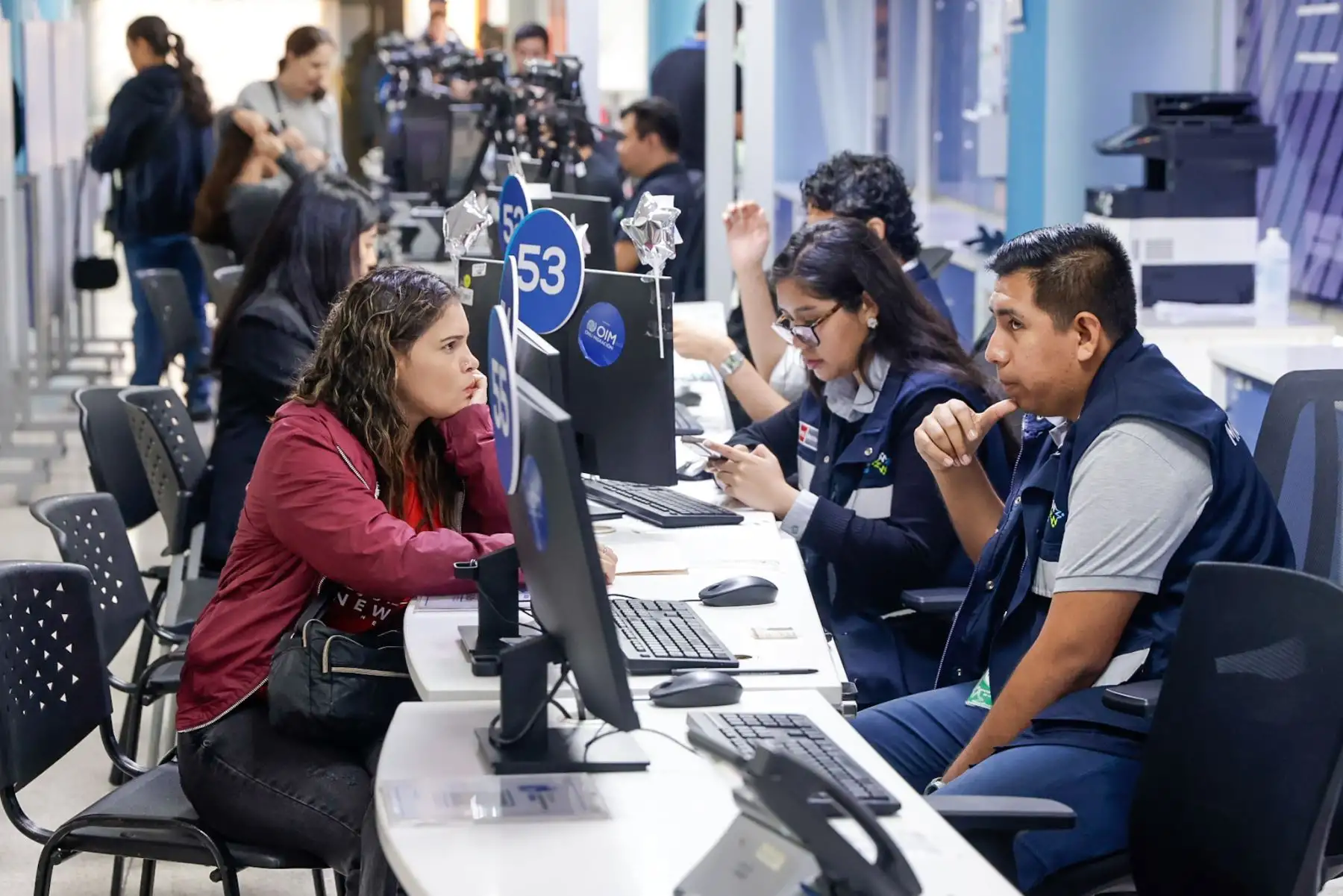 Personal de Migraciones orientó a los ciudadanos durante el proceso de registro e identificación biométrica para la obtención del pasaporte electrónico. Foto: Luis Iparraguirre.