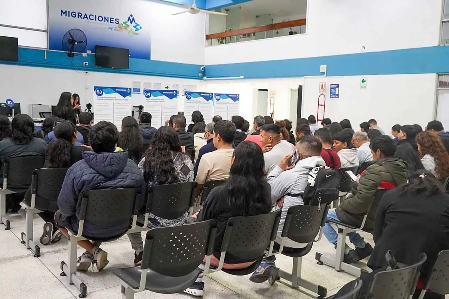 Los ambientes de espera permanecieron concurridos durante la jornada, reflejando la alta demanda del servicio de pasaporte electrónico. Foto: Difusión.