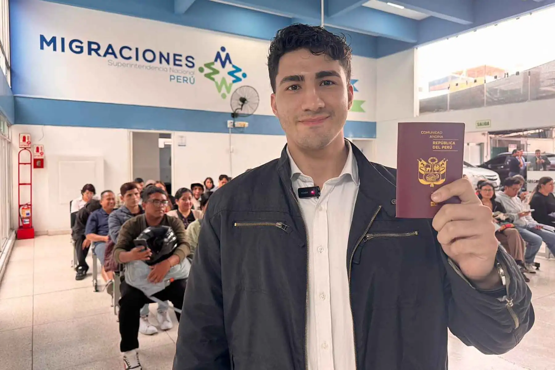 Un ciudadano muestra su pasaporte electrónico tras culminar satisfactoriamente el trámite realizado sin necesidad de cita previa. Foto: Luis Iparraguirre.