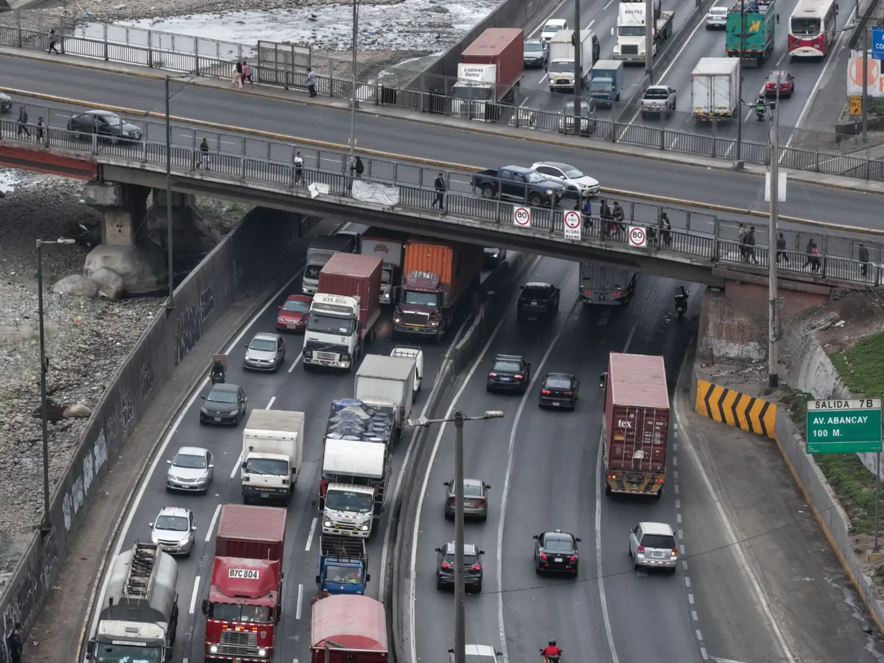 Un accidente de tránsito ocurrido debajo del puente Acho en la Vía de Evitamiento, que dejó como saldo 2 personas fallecidas, ocasionó una gran congestión vehicular en la dirección Sur. Foto: ANDINA/Daniel Bracamonte