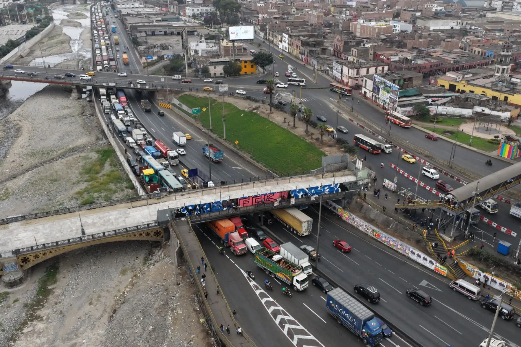 Un accidente de tránsito ocurrido debajo del puente Acho en la Vía de Evitamiento, que dejó como saldo 2 personas fallecidas, ocasionó una gran congestión vehicular en la dirección Sur. Foto: ANDINA/Daniel Bracamonte