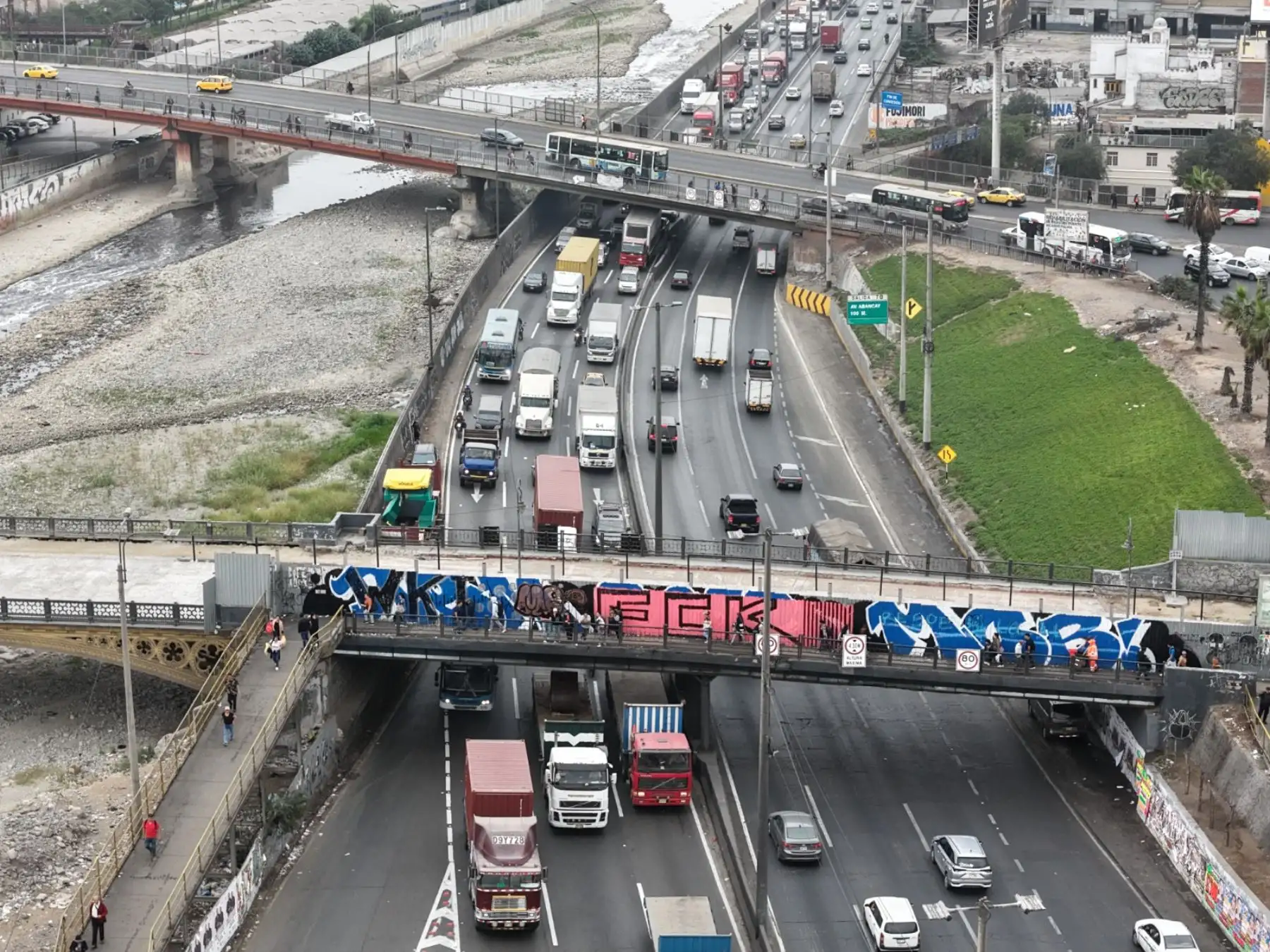 Un accidente de tránsito ocurrido debajo del puente Acho en la Vía de Evitamiento, que dejó como saldo 2 personas fallecidas, ocasionó una gran congestión vehicular en la dirección Sur. Foto: ANDINA/Daniel Bracamonte