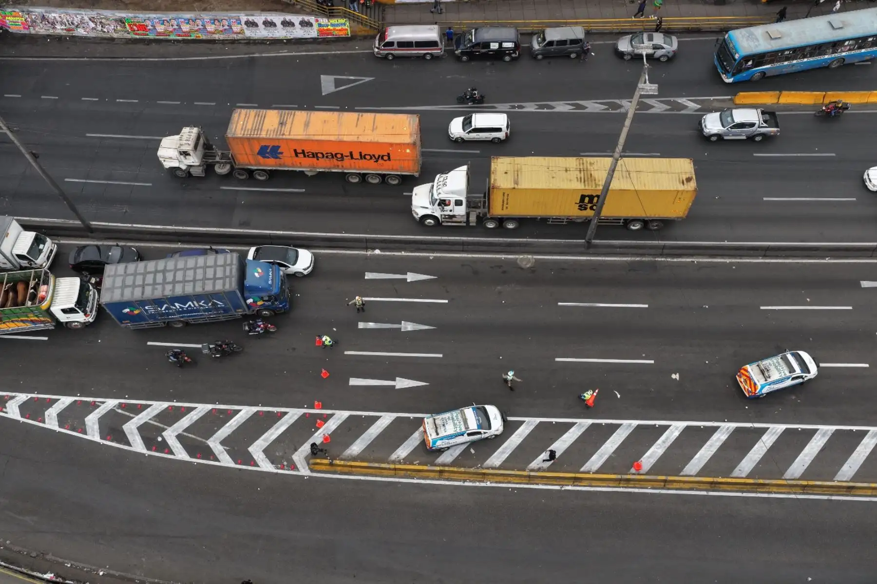 Un accidente de tránsito ocurrido debajo del puente Acho en la Vía de Evitamiento, que dejó como saldo 2 personas fallecidas, ocasionó una gran congestión vehicular en la dirección Sur. Foto: ANDINA/Daniel Bracamonte