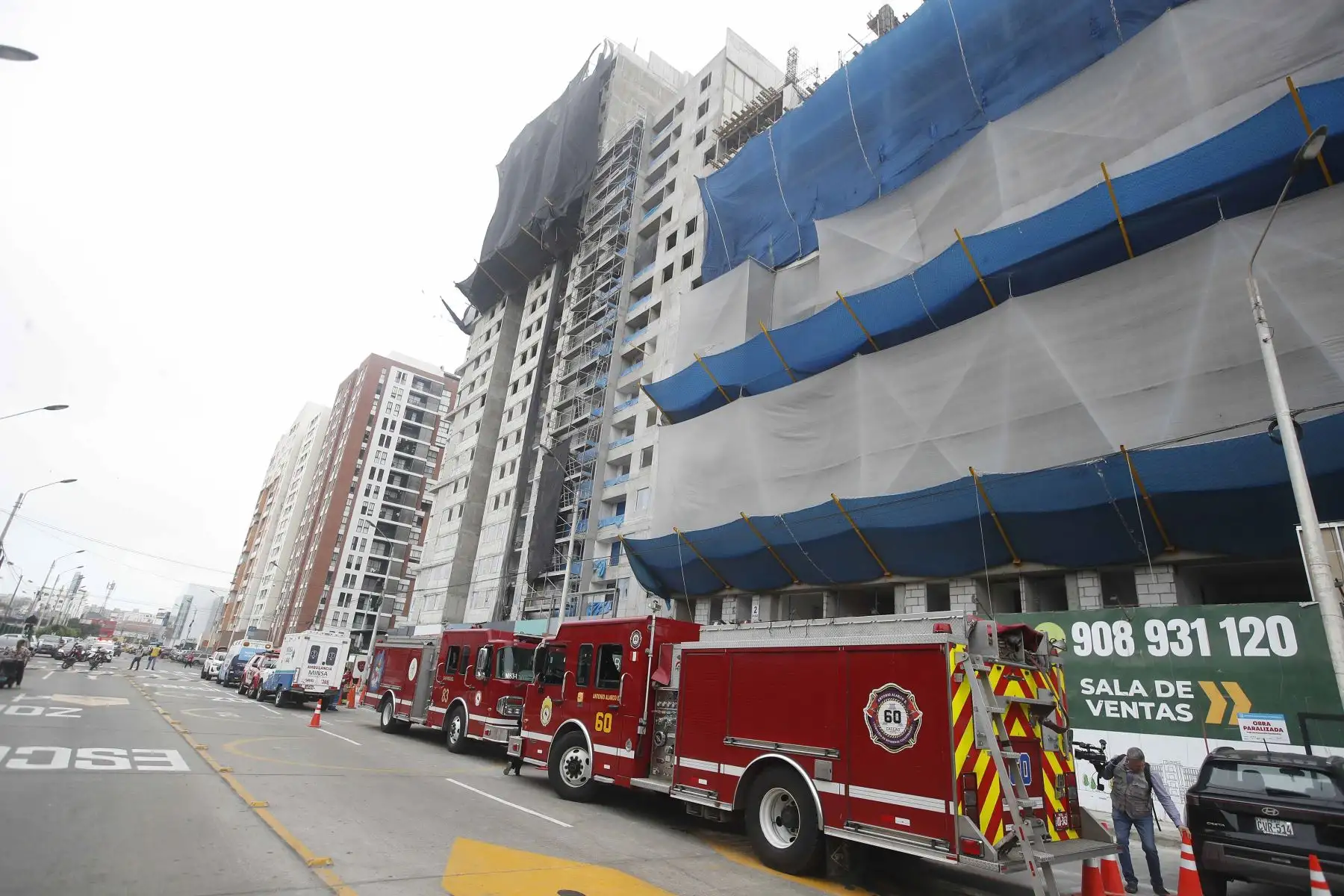 Un trabajador falleció este martes luego de quedar atrapado bajo tierra tras un derrumbe ocurrido en una obra de construcción en el distrito de San Miguel. Foto: ANDINA/Eddy Ramos