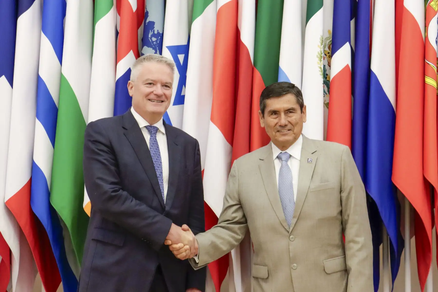 El Perú fortalece su presencia internacional para impulsar reformas y generar más oportunidades para todos. Durante el Foro sobre América Latina y el Caribe, el premier Luis Enrique Arroyo Sánchez destacó que la cooperación, las reformas y el trabajo conjunto son claves para fortalecer las instituciones, impulsar el desarrollo y mejorar la calidad de vida de las personas. Foto: PCM