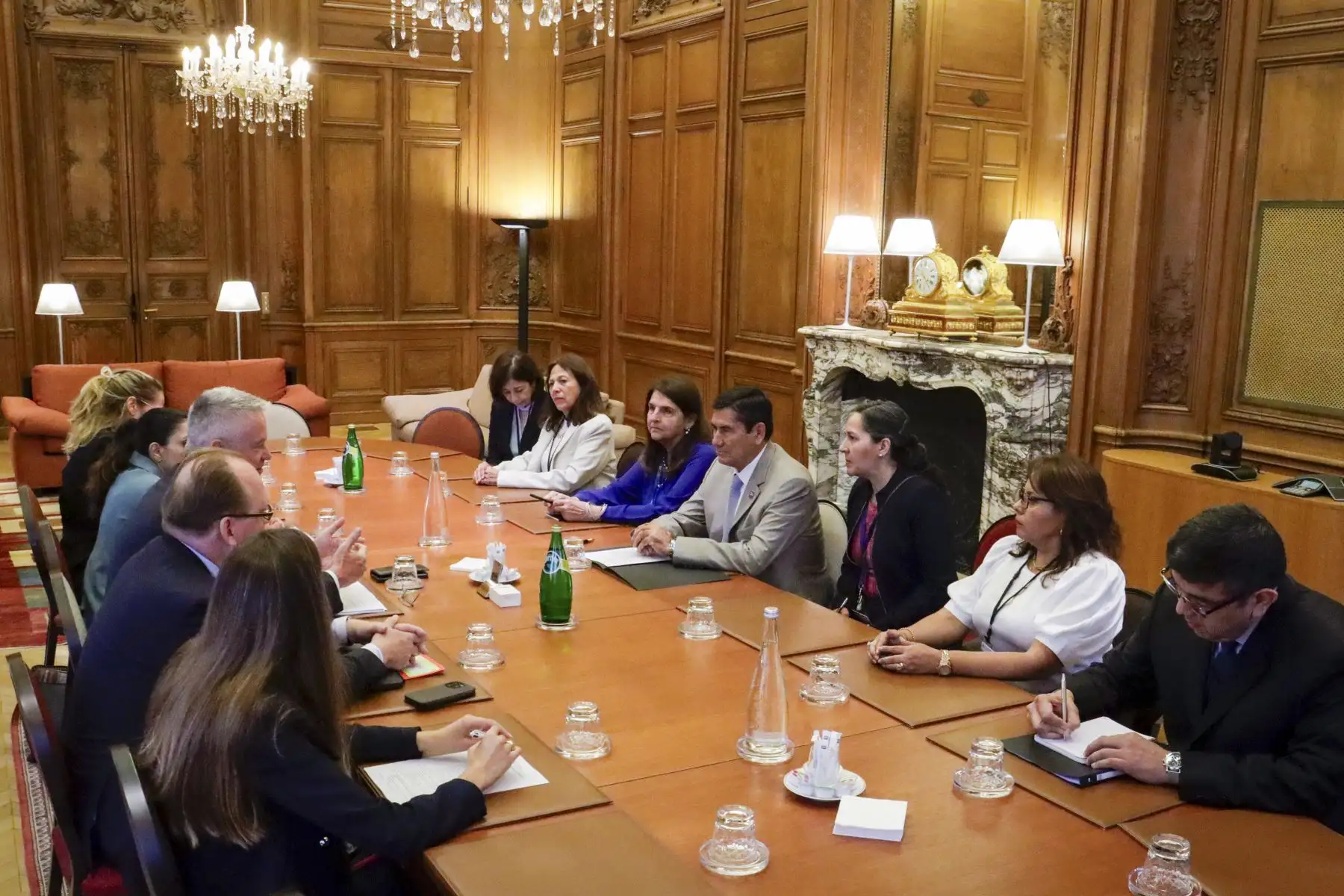 El Perú fortalece su presencia internacional para impulsar reformas y generar más oportunidades para todos. Durante el Foro sobre América Latina y el Caribe, el premier Luis Enrique Arroyo Sánchez destacó que la cooperación, las reformas y el trabajo conjunto son claves para fortalecer las instituciones, impulsar el desarrollo y mejorar la calidad de vida de las personas. Foto: PCM