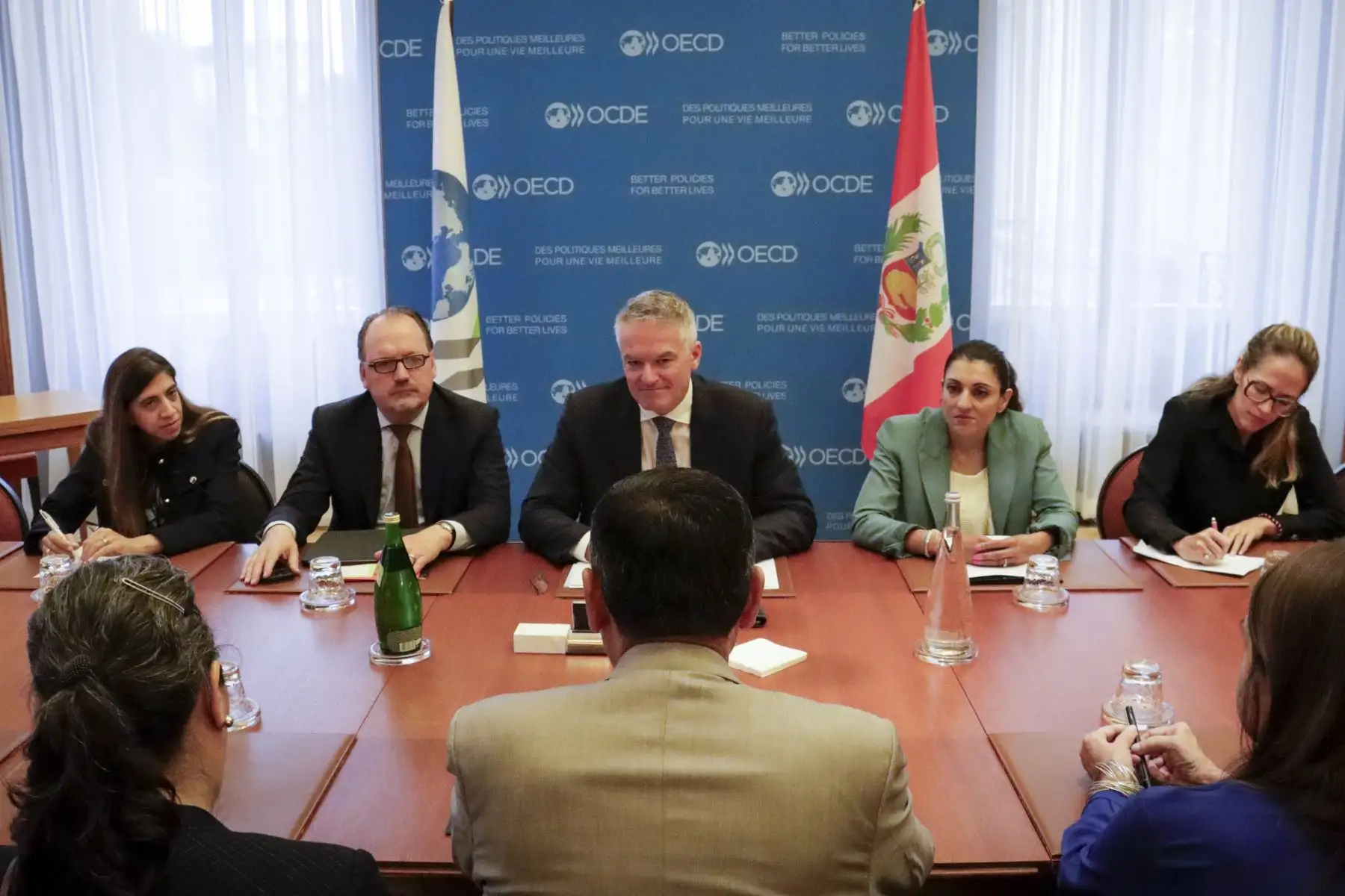El Perú fortalece su presencia internacional para impulsar reformas y generar más oportunidades para todos. Durante el Foro sobre América Latina y el Caribe, el premier Luis Enrique Arroyo Sánchez destacó que la cooperación, las reformas y el trabajo conjunto son claves para fortalecer las instituciones, impulsar el desarrollo y mejorar la calidad de vida de las personas. Foto: PCM