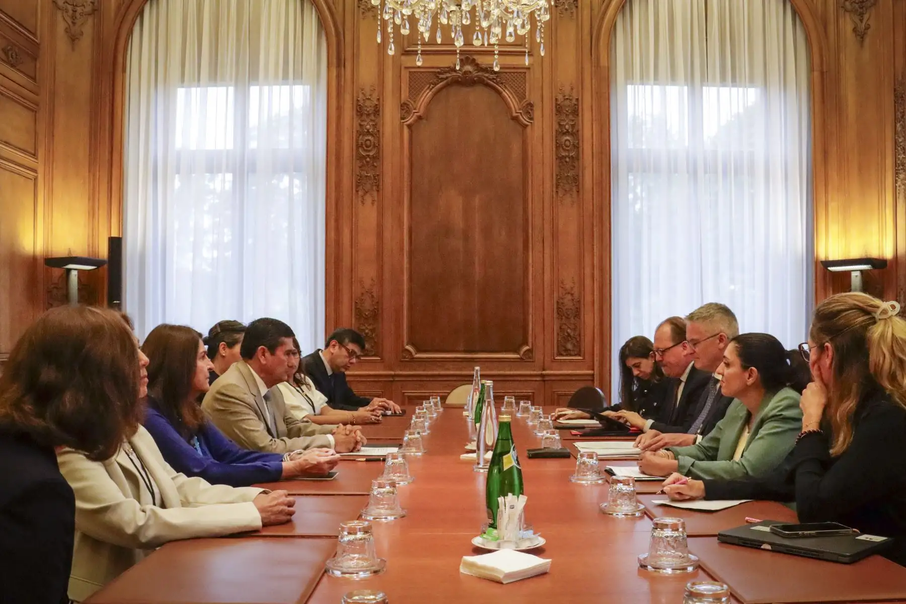 El Perú fortalece su presencia internacional para impulsar reformas y generar más oportunidades para todos. Durante el Foro sobre América Latina y el Caribe, el premier Luis Enrique Arroyo Sánchez destacó que la cooperación, las reformas y el trabajo conjunto son claves para fortalecer las instituciones, impulsar el desarrollo y mejorar la calidad de vida de las personas. Foto: PCM