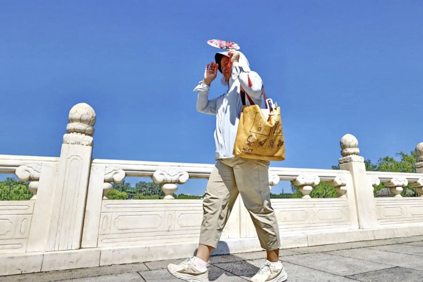 Los turistas visitan el Parque Beihai bajo un sol abrasador en Beijing, capital de China, mientras la temperatura llega a 35°C con una intensa radiación UV. (Foto de Shun Qiziran / foto IC / Imaginechina vía AFP)