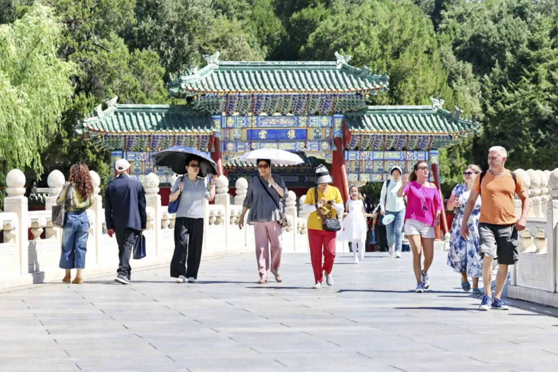 Los turistas visitan el Parque Beihai bajo un sol abrasador en Beijing, capital de China, mientras la tempertura llega a 35°C con una intensa radiación UV. (Foto de Shun Qiziran / foto IC / Imaginechina vía AFP)