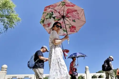 Altas temperaturas azotan Beijing y obligan a reforzar medidas de protección