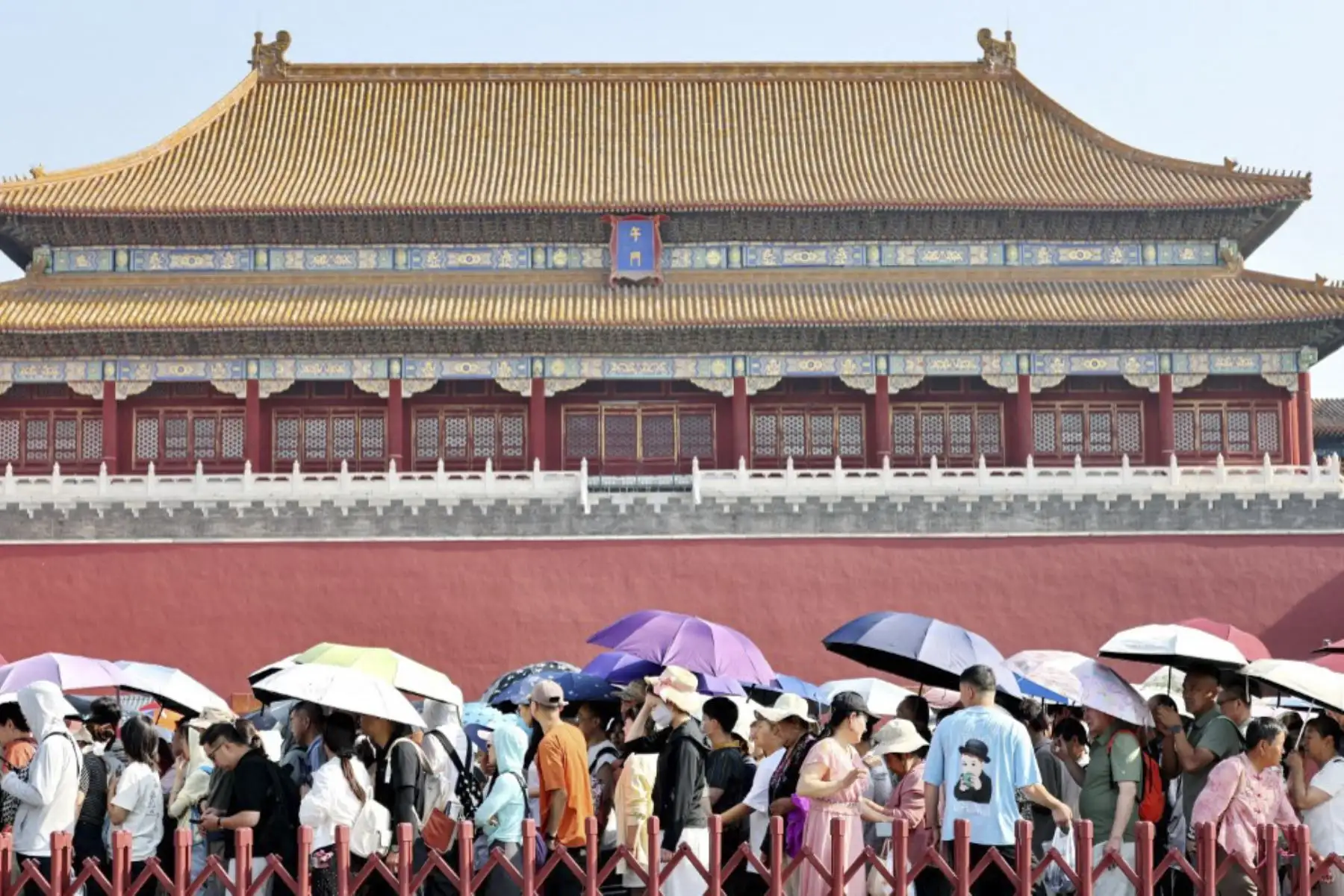 Los turistas visitan la Ciudad Prohibida bajo un fuerte sol en Beijing, capital de China, el 2 de junio de 2026. La ciudad experimentó un calor abrasador con temperaturas que alcanzaron los 35°C, lo que llevó a los visitantes a usar sombrillas, sombreros y ropa de protección solar. (Foto de Shun Qiziran / foto IC / Imaginechina vía AFP)