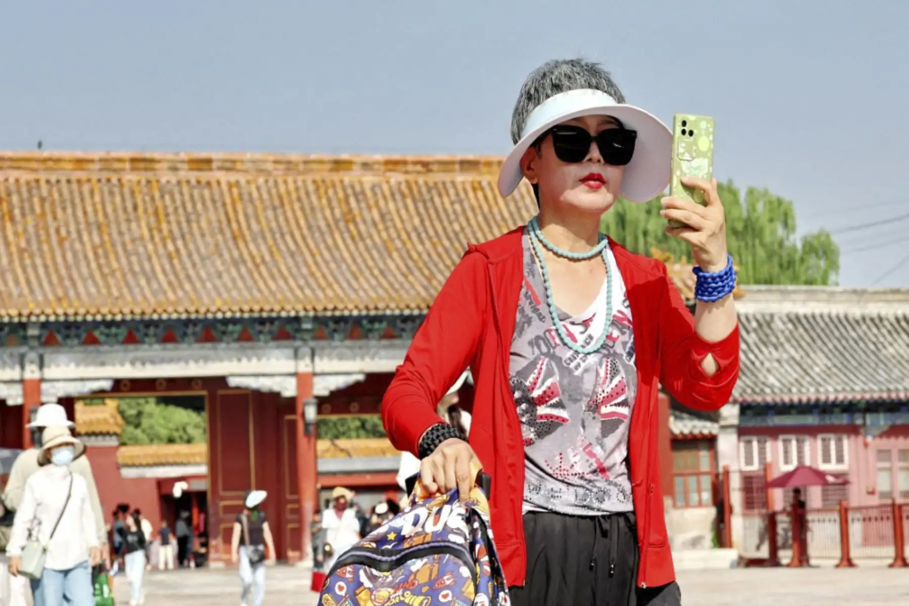 Los turistas visitan la Ciudad Prohibida bajo un fuerte sol en Beijing, capital de China, el 2 de junio de 2026. La ciudad experimentó un calor abrasador con temperaturas que alcanzaron los 35°C, lo que llevó a los visitantes a usar sombrillas, sombreros y ropa de protección solar. (Foto de Shun Qiziran / foto IC / Imaginechina vía AFP)