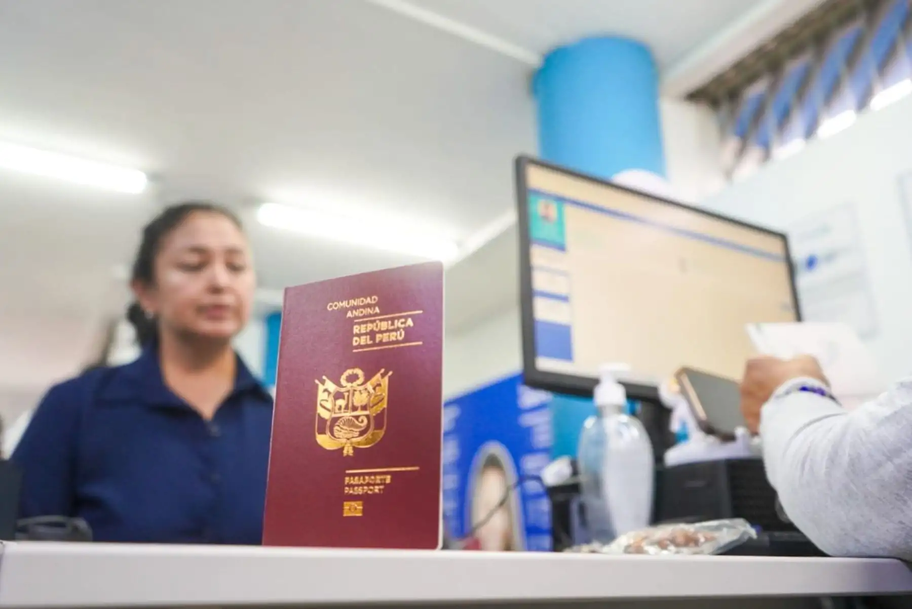 El trámite de emisión de pasaporte electrónico es completamente digital y durante el proceso de enrolamiento se realiza la captura de los datos biométricos, fotografías y firma digital sin necesidad de presentar documentos físicos adicionales.  