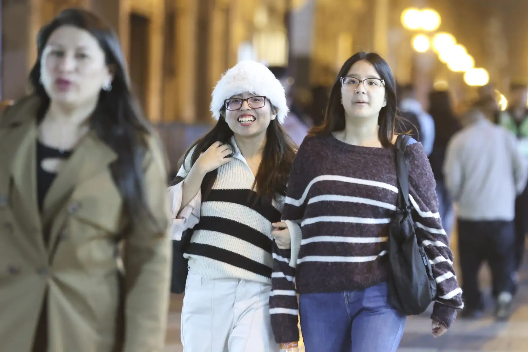 El descenso de la temperatura registrado durante el otoño ha llevado a los limeños a reforzar sus medidas de protección frente al frío. En distintos puntos de la capital, es cada vez más común observar a ciudadanos utilizando abrigos, chalinas y otras prendas de abrigo para hacer frente a las jornadas más frescas que caracterizan esta estación del año. Foto: ANDINA/Melina Mejía