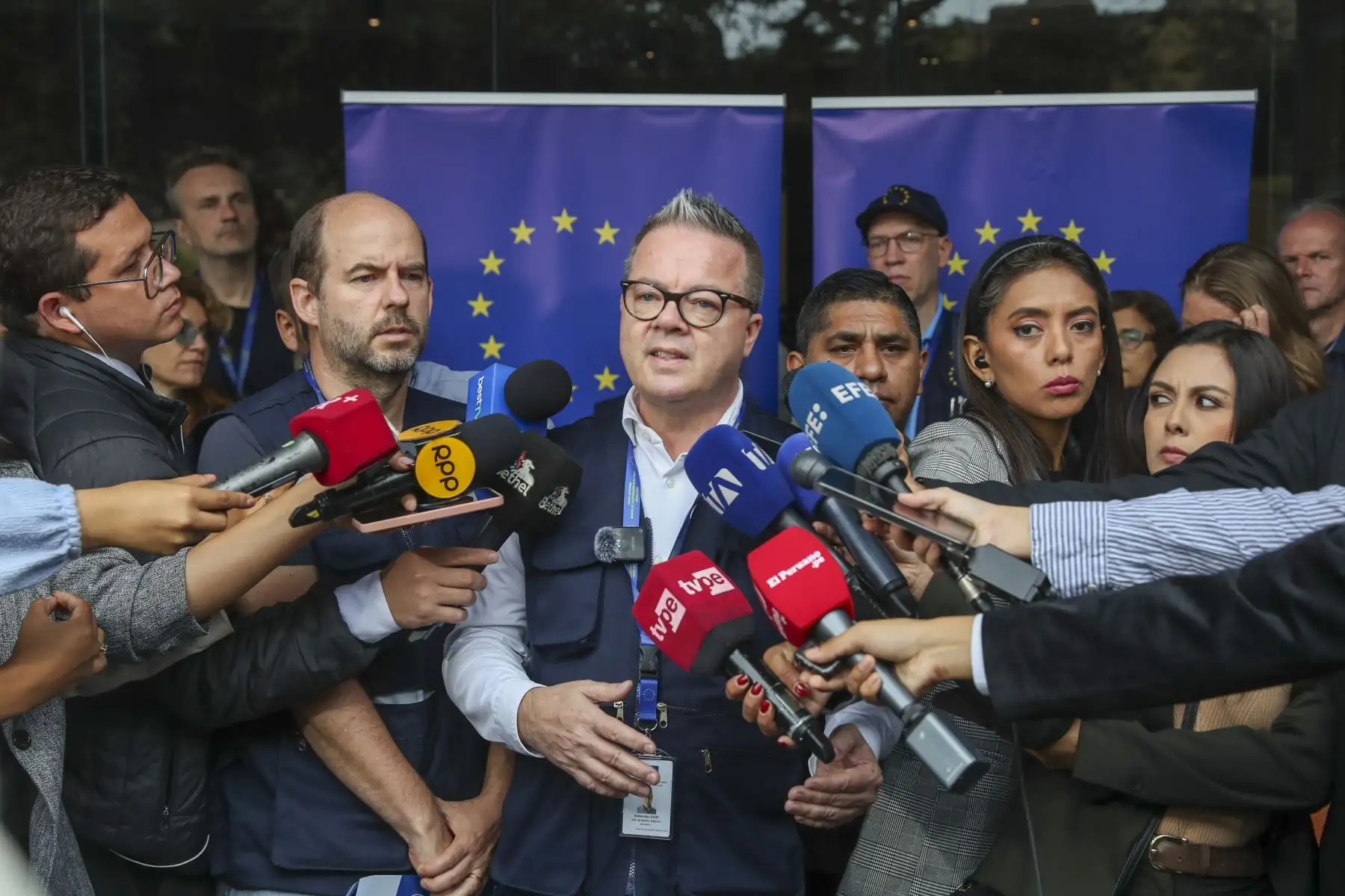 Para fortalecer la vigilancia durante el día central, se suma un contingente adicional de 50 observadores de corto plazo, compuesto por diplomáticos de embajadas europeas, quienes apoyarán el seguimiento del escrutinio y la publicación de resultados. Jefe Adjunto Alexander Gray  Foto: ANDINA/Ricardo Cuba