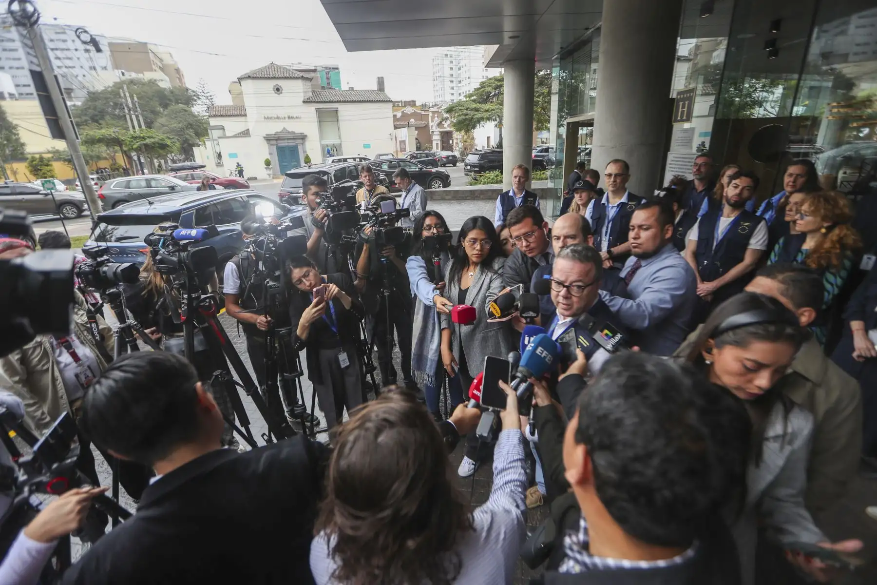 Basados en una metodología probada en más de 200 misiones a nivel mundial, los observadores recopilan información de manera neutral e independiente, siguiendo los principios de la "Declaración de Principios para la Observación Electoral Internacional" Jefe Adjunto Alexander Gray . Foto: ANDINA/Ricardo Cuba