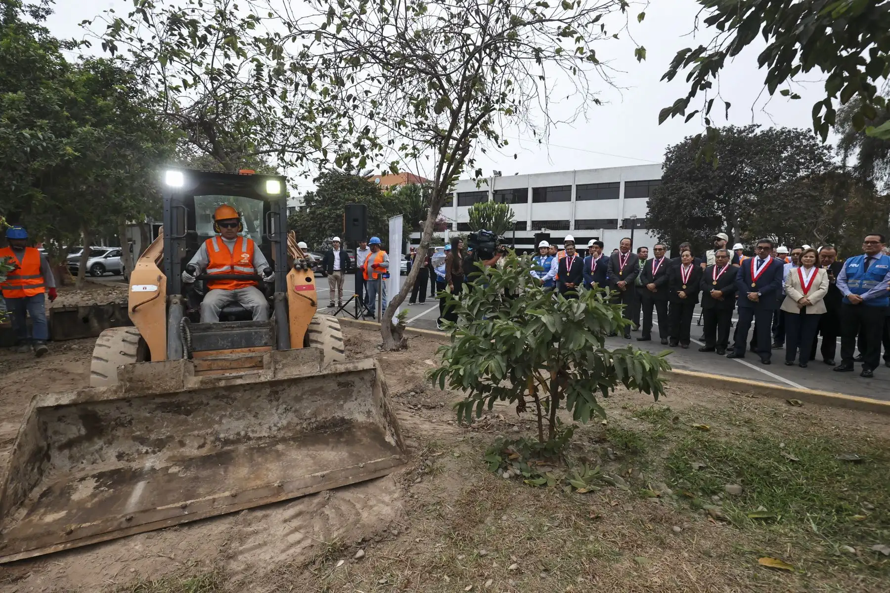 La rectora de la Universidad Nacional Mayor de San Marcos, Jerí Ramón y el presidente de ATU, David Hernández, supervisaron los trabajos del último tramo del cerco perimétrico de dicho centro de estudios.

Foto: ANDINA/Juan Carlos Guzmán Negrini