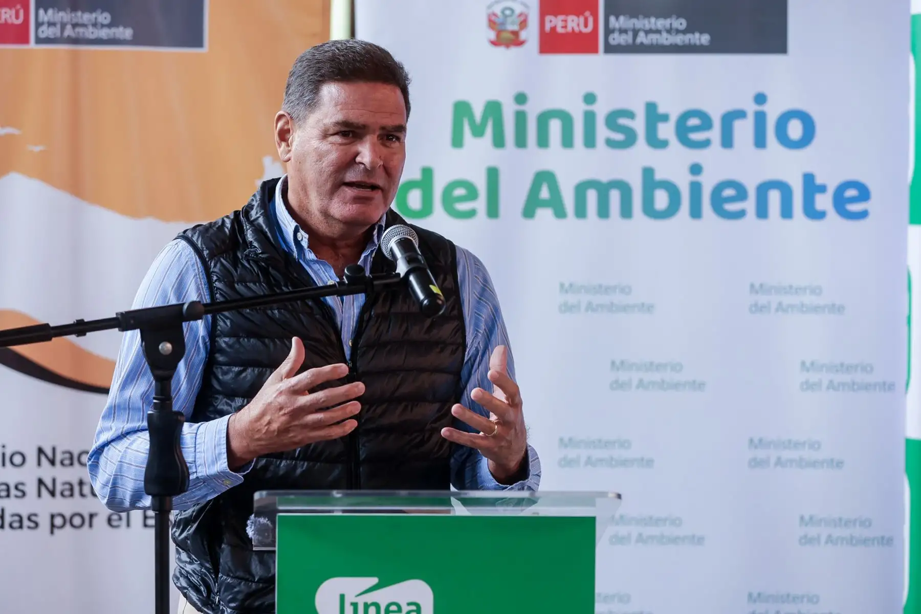 La iniciativa incluye códigos QR que permiten acceder a catálogos digitales y ampliar la información sobre los paisajes y ecosistemas retratados en la exposición. Foto: ANDINA/Luis Iparraguirre.