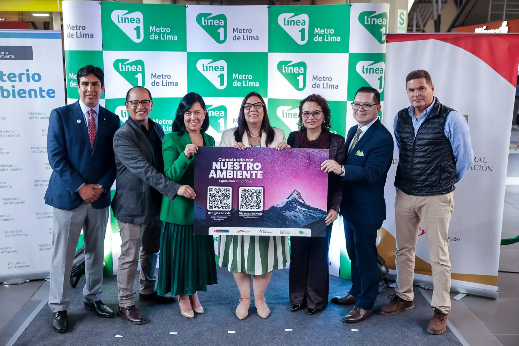 Autoridades del Ministerio del Ambiente, la Fundación Cultural del Banco de la Nación y la Línea 1 participaron en la inauguración de las muestras fotográficas por el Mes del Ambiente. Foto: ANDINA/Luis Iparraguirre.