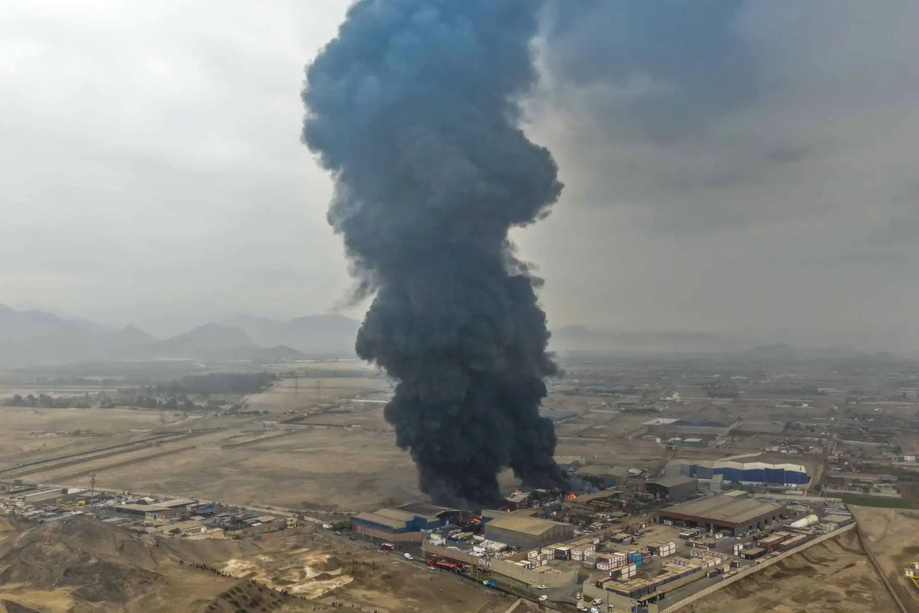 Bomberos combaten un incendio de grandes proporciones que se registra esta mañana en una fábrica ubicada en el parque industrial de Lurín, al sur de Lima. Foto: ANDINA/ Juan Carlos Guzmán
