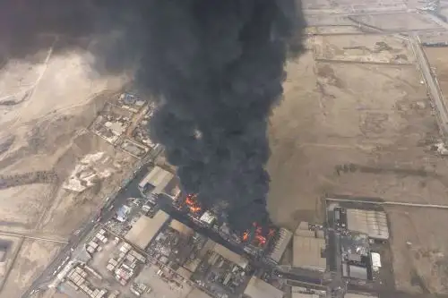 Bomberos combaten un incendio de grandes proporciones en el parque industrial de Lurín