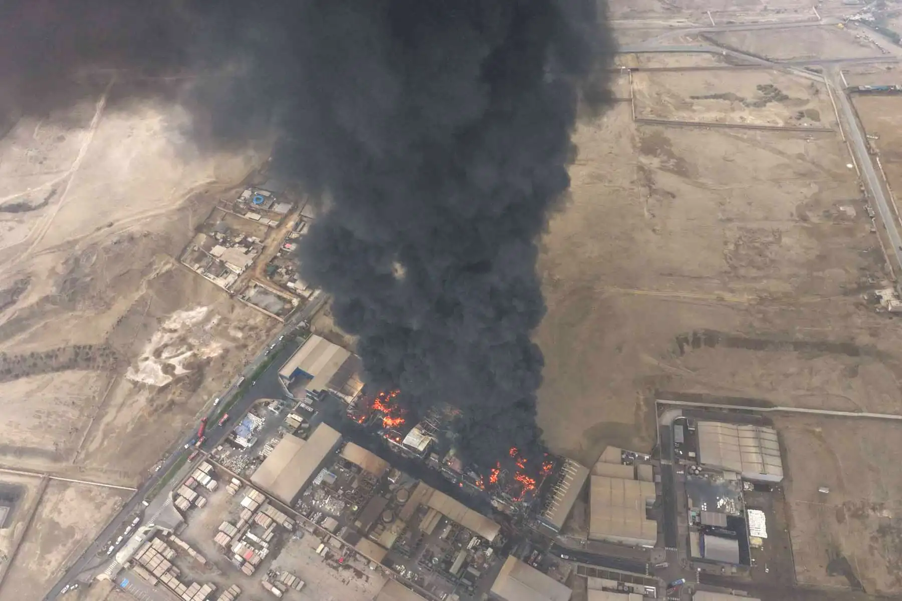 Bomberos combaten un incendio de grandes proporciones que se registra esta mañana en una fábrica ubicada en el parque industrial de Lurín, al sur de Lima. Foto: ANDINA/ Juan Carlos Guzmán