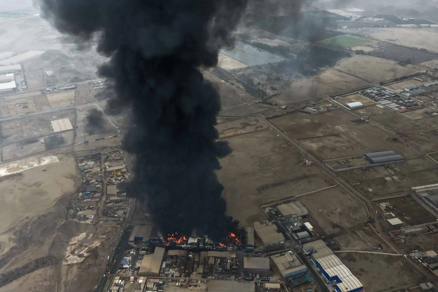 La emergencia fue reportada a la altura del kilómetro 40 de la antigua Panamericana Sur, y movilizó a varias compañías de bomberos hasta la zona industrial, donde una densa columna de humo negro es visible desde distintos puntos del distrito. Foto: ANDINA/ Juan Carlos Guzmán