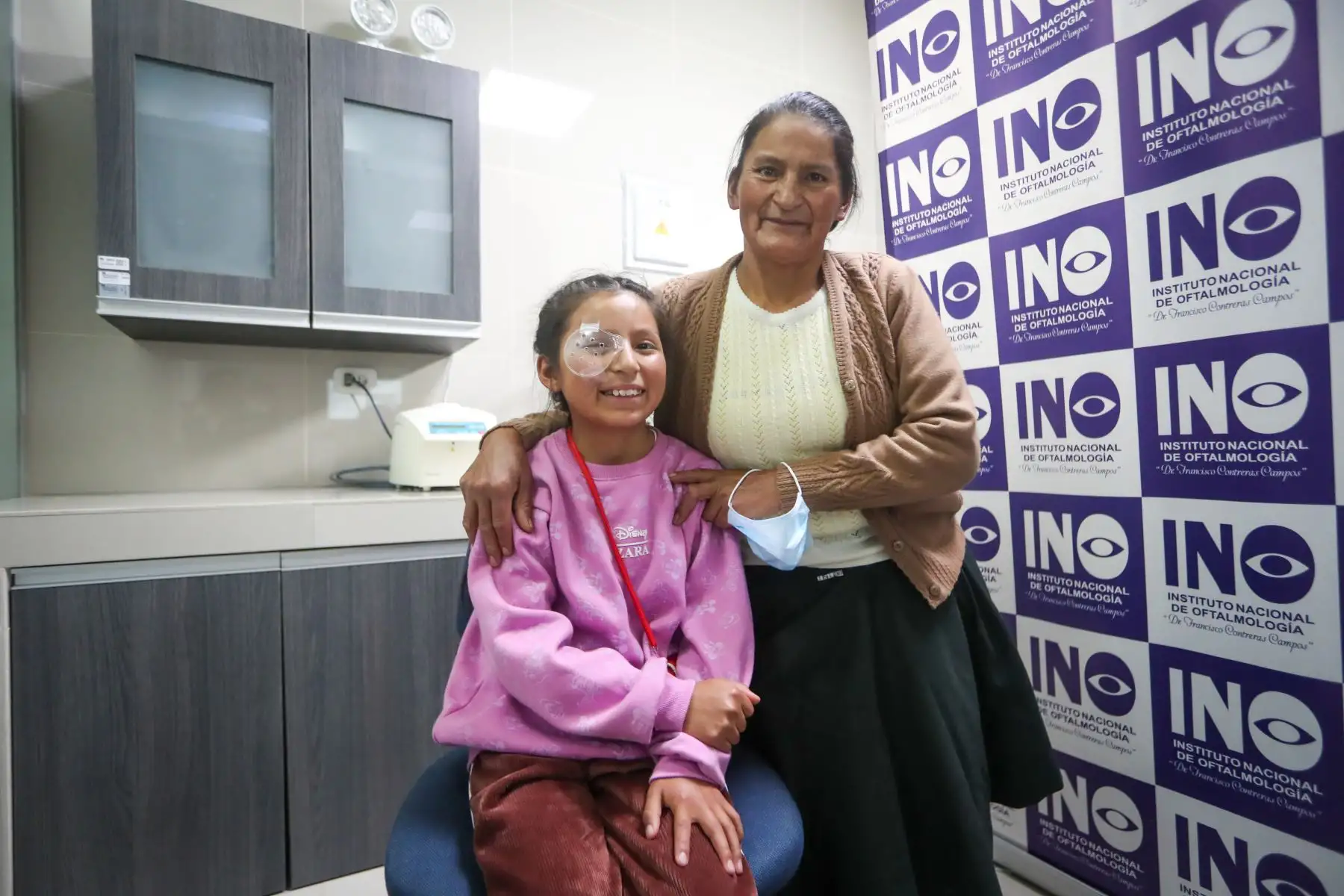 La señora Felicita Mayta se muestra feliz con su hija, Ruth Quispe, que fue una paciente que recibió la donación de córnea para salvar y recuperar la vista de su ojo derecho.
Foto: ANDINA/Ricardo Cuba