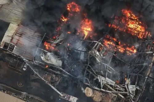 Bomberos combaten un incendio de grandes proporciones en el parque industrial de Lurín