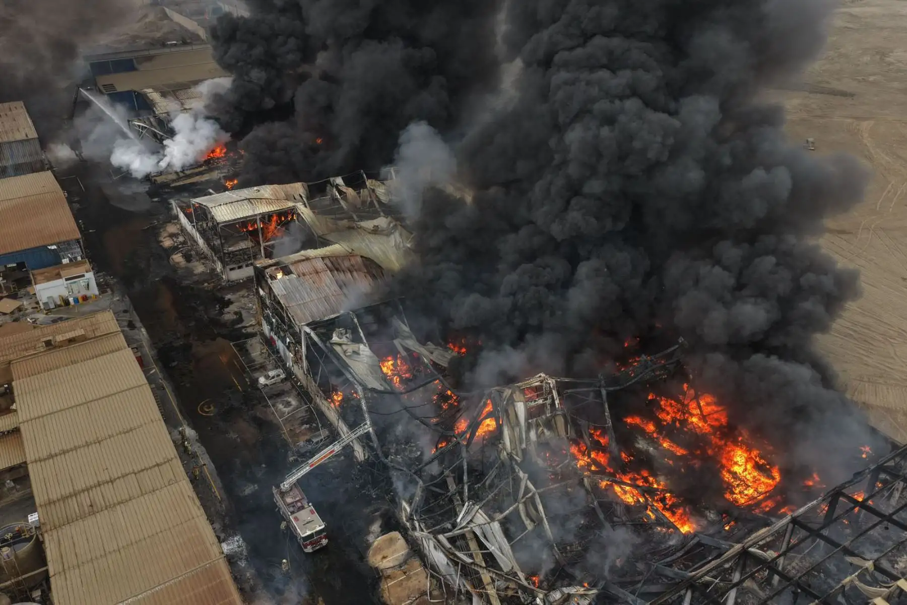 Varias unidades de bomberos combaten un incendio en una empresa vinculada al sector agrícola en Lurín. La emergencia mantiene en alerta a los residentes de los alrededores. Foto: ANDINA/ Juan Carlos Guzmán