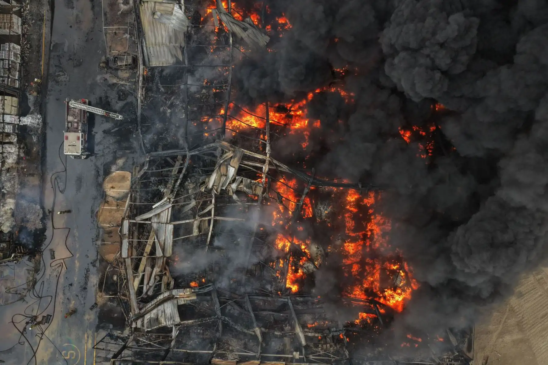 Una densa columna de humo se eleva desde una fábrica de Lurín afectada por un incendio. Vecinos y trabajadores alertan sobre el fuerte olor que emana de la zona mientras continúan las labores de emergencia. Foto: ANDINA/ Juan Carlos Guzmán