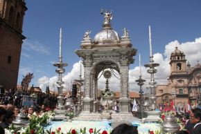 El fervor religioso en la ciudad de Cusco llega a su plenitud con la celebración del Corpus Christi, una de las festividades más esperadas y emblemáticas de su mes jubilar. 