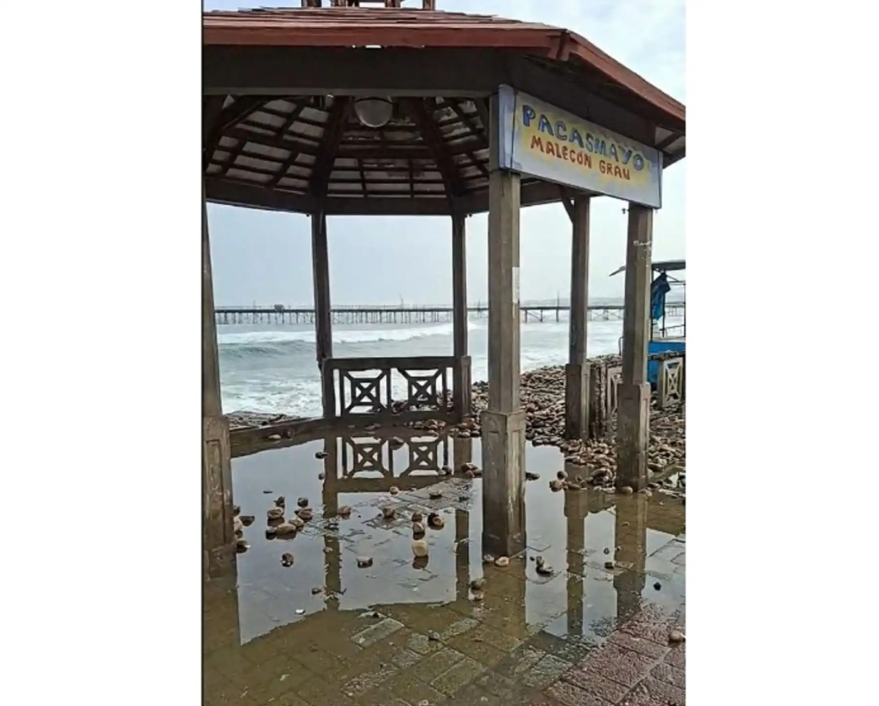 Fuerte oleaje afecta malecón Grau e inunda calle en el distrito liberteño de Pacasmayo